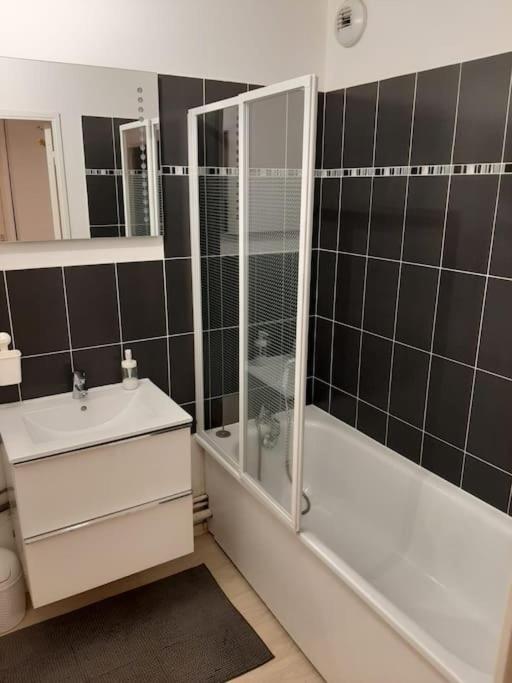 Joli Appartement Avec Jardin Et 2 Parkings Prives Argenteuil Dış mekan fotoğraf